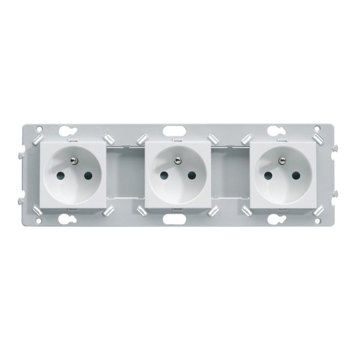Hager Essensya - Prise triple 2P+T 16 A pré-câblée avec plaque de finition 3 postes - Blanc - Réf :  WE123P