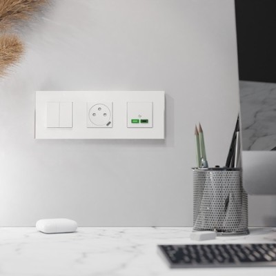 Schneider - Unica Déco - Plaque de finition - Blanc liseré argent - 3P horiz vert - Réf : NU600640